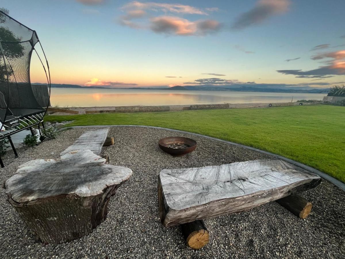 Jandals & Joy Lakefront Retreat Rotorua Exterior photo