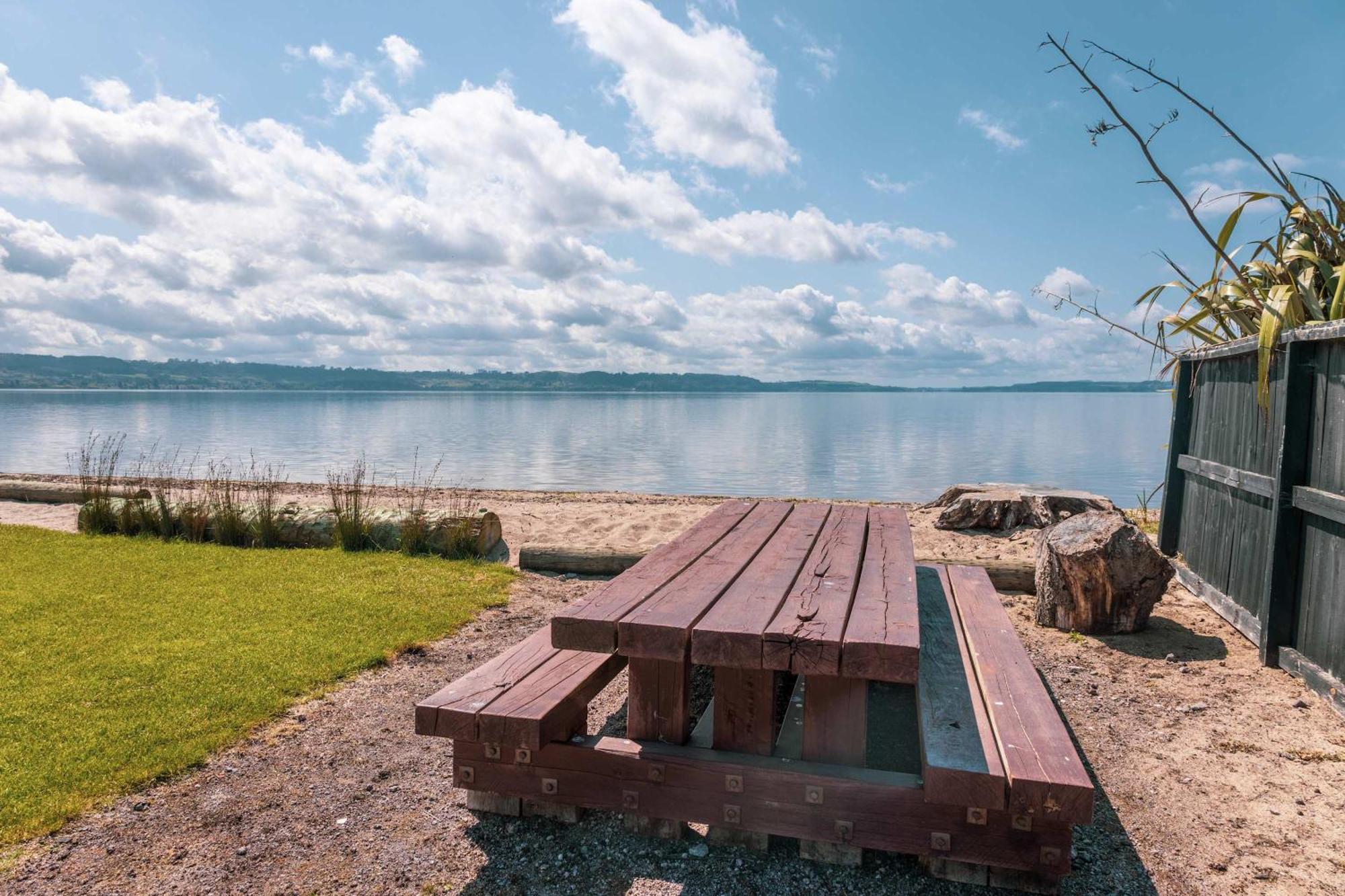 Jandals & Joy Lakefront Retreat Rotorua Exterior photo