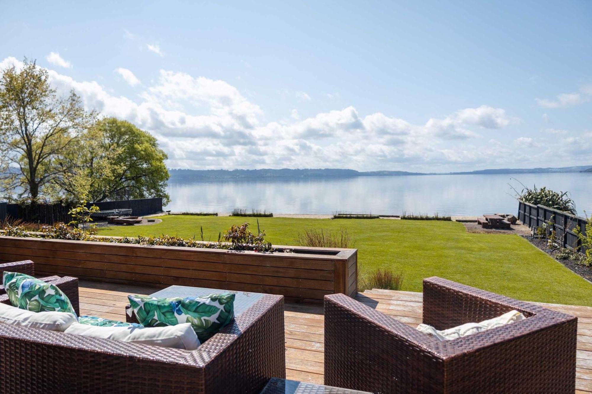 Jandals & Joy Lakefront Retreat Rotorua Exterior photo
